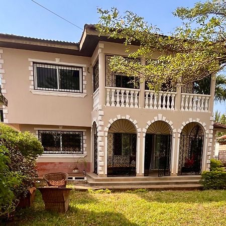 Akogo House - Bnb , Hostel, Backpackers & Volunteer Center มอมบาซา ภายนอก รูปภาพ
