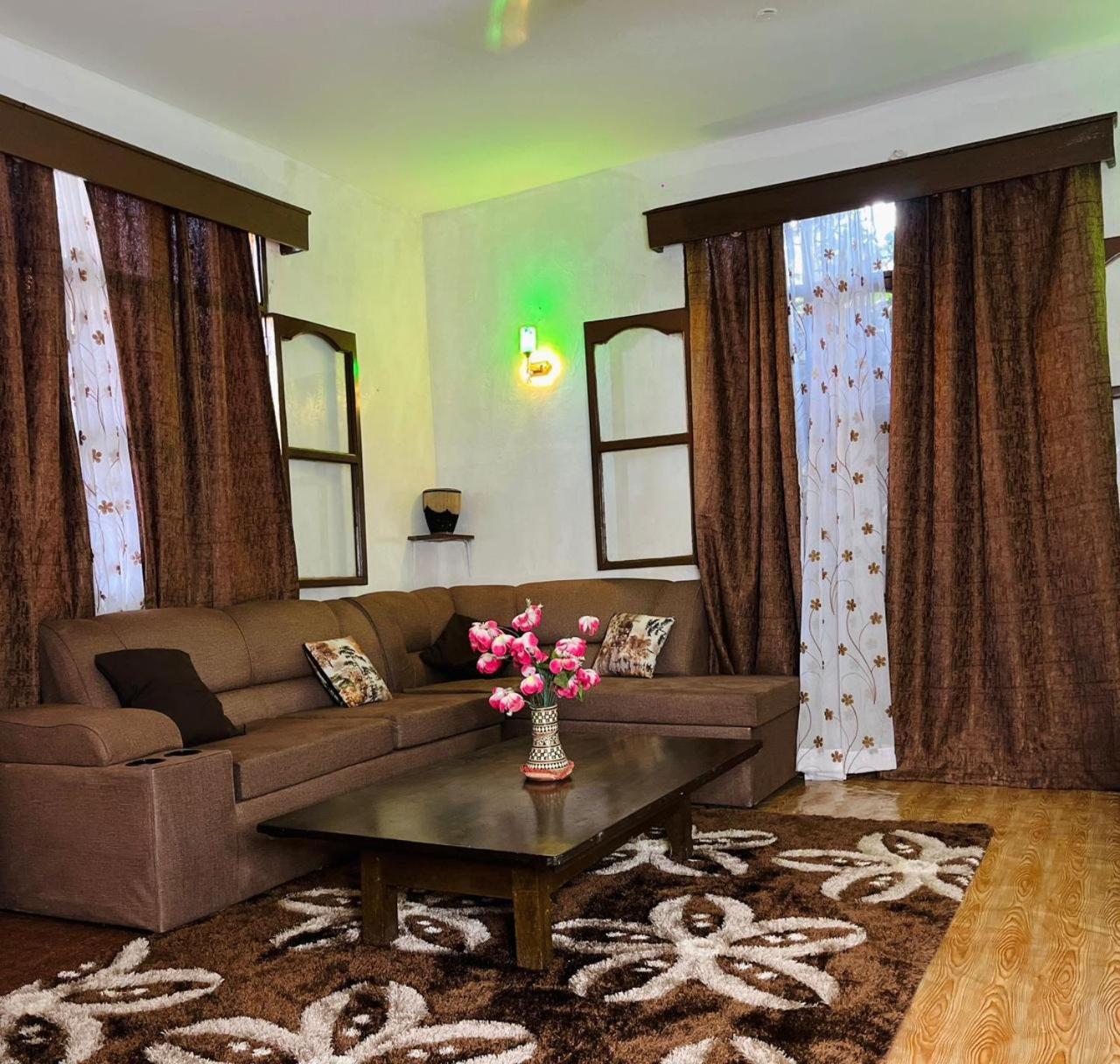 Akogo House - Bnb , Hostel, Backpackers & Volunteer Center มอมบาซา ภายนอก รูปภาพ