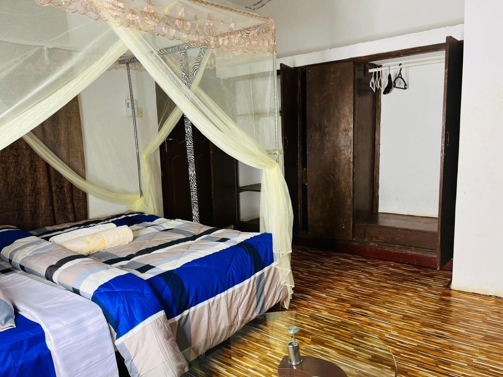 Akogo House - Bnb , Hostel, Backpackers & Volunteer Center มอมบาซา ภายนอก รูปภาพ