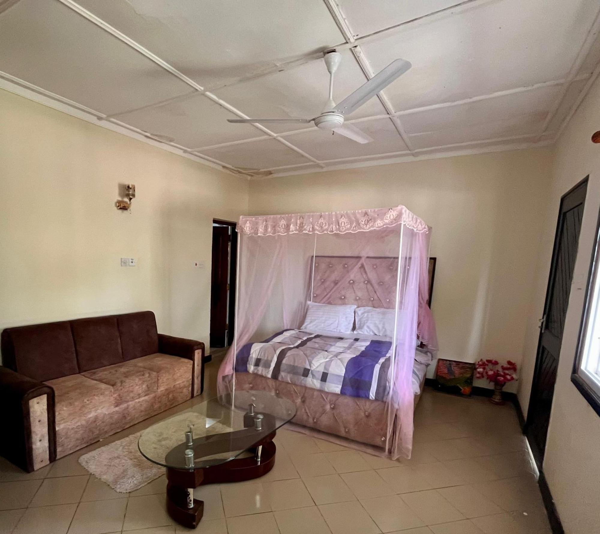 Akogo House - Bnb , Hostel, Backpackers & Volunteer Center มอมบาซา ภายนอก รูปภาพ