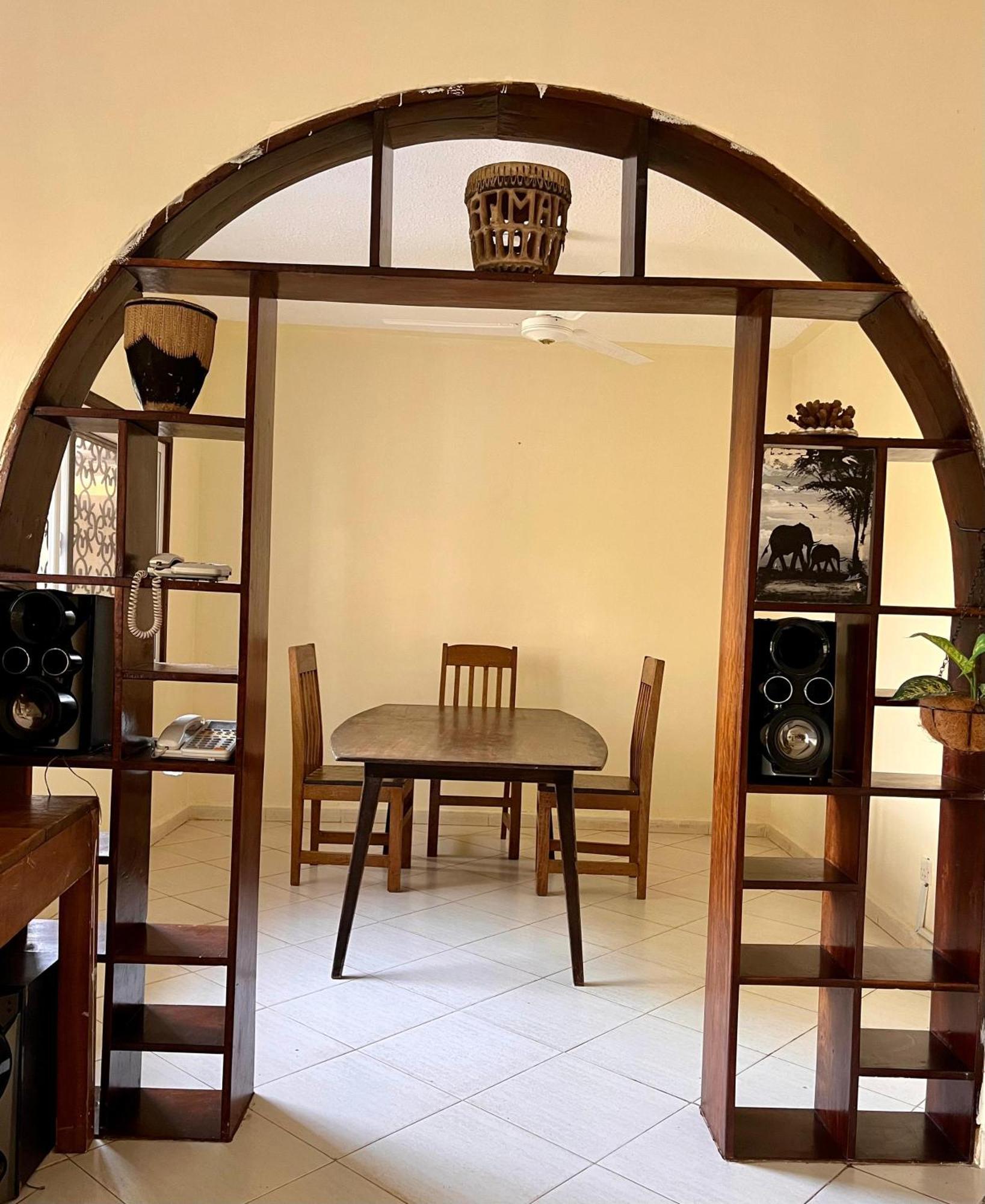 Akogo House - Bnb , Hostel, Backpackers & Volunteer Center มอมบาซา ภายนอก รูปภาพ