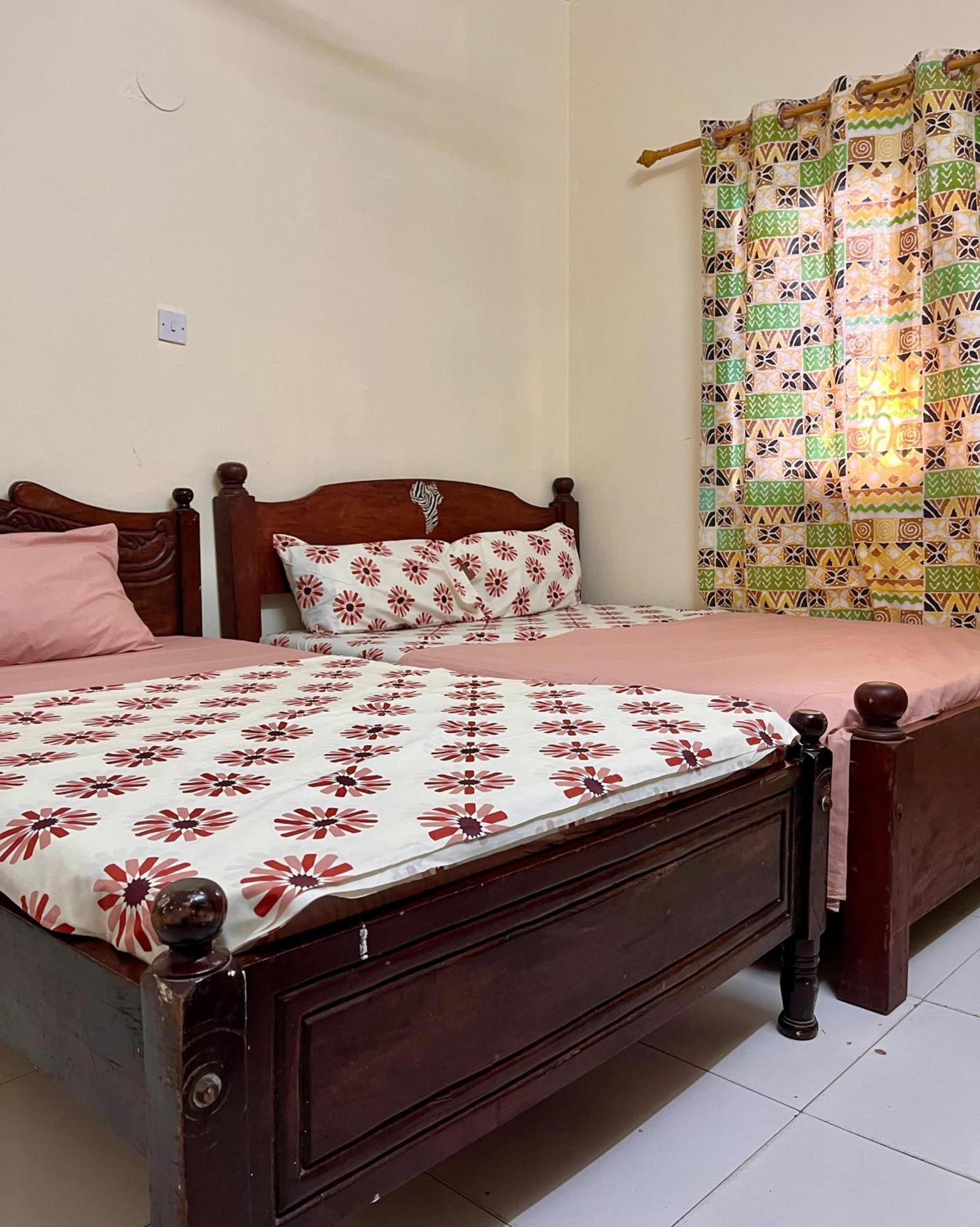 Akogo House - Bnb , Hostel, Backpackers & Volunteer Center มอมบาซา ภายนอก รูปภาพ