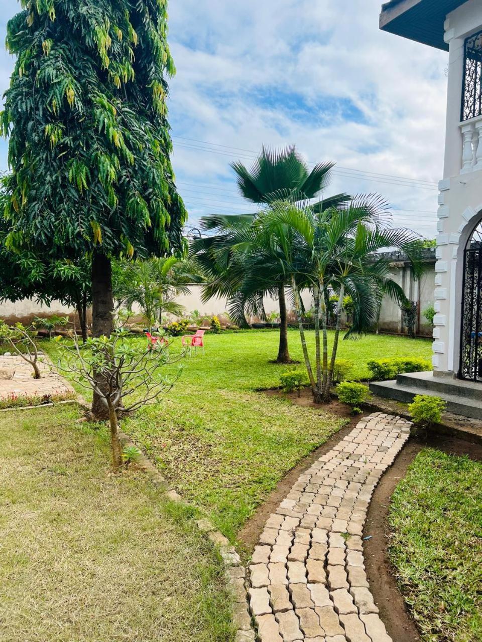 Akogo House - Bnb , Hostel, Backpackers & Volunteer Center มอมบาซา ภายนอก รูปภาพ