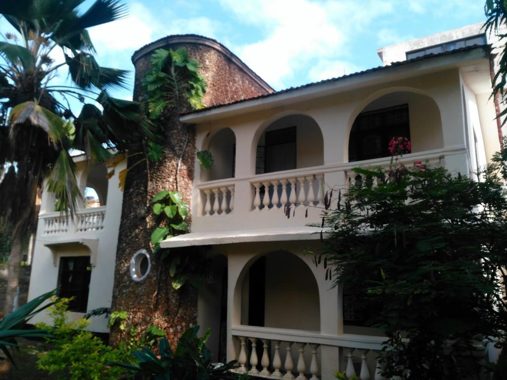Akogo House - Bnb , Hostel, Backpackers & Volunteer Center มอมบาซา ภายนอก รูปภาพ