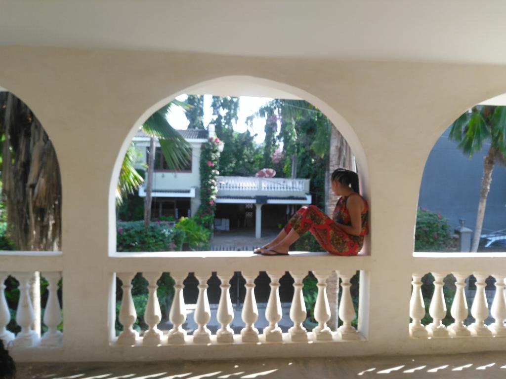 Akogo House - Bnb , Hostel, Backpackers & Volunteer Center มอมบาซา ภายนอก รูปภาพ