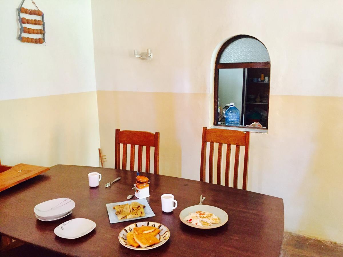 Akogo House - Bnb , Hostel, Backpackers & Volunteer Center มอมบาซา ภายนอก รูปภาพ